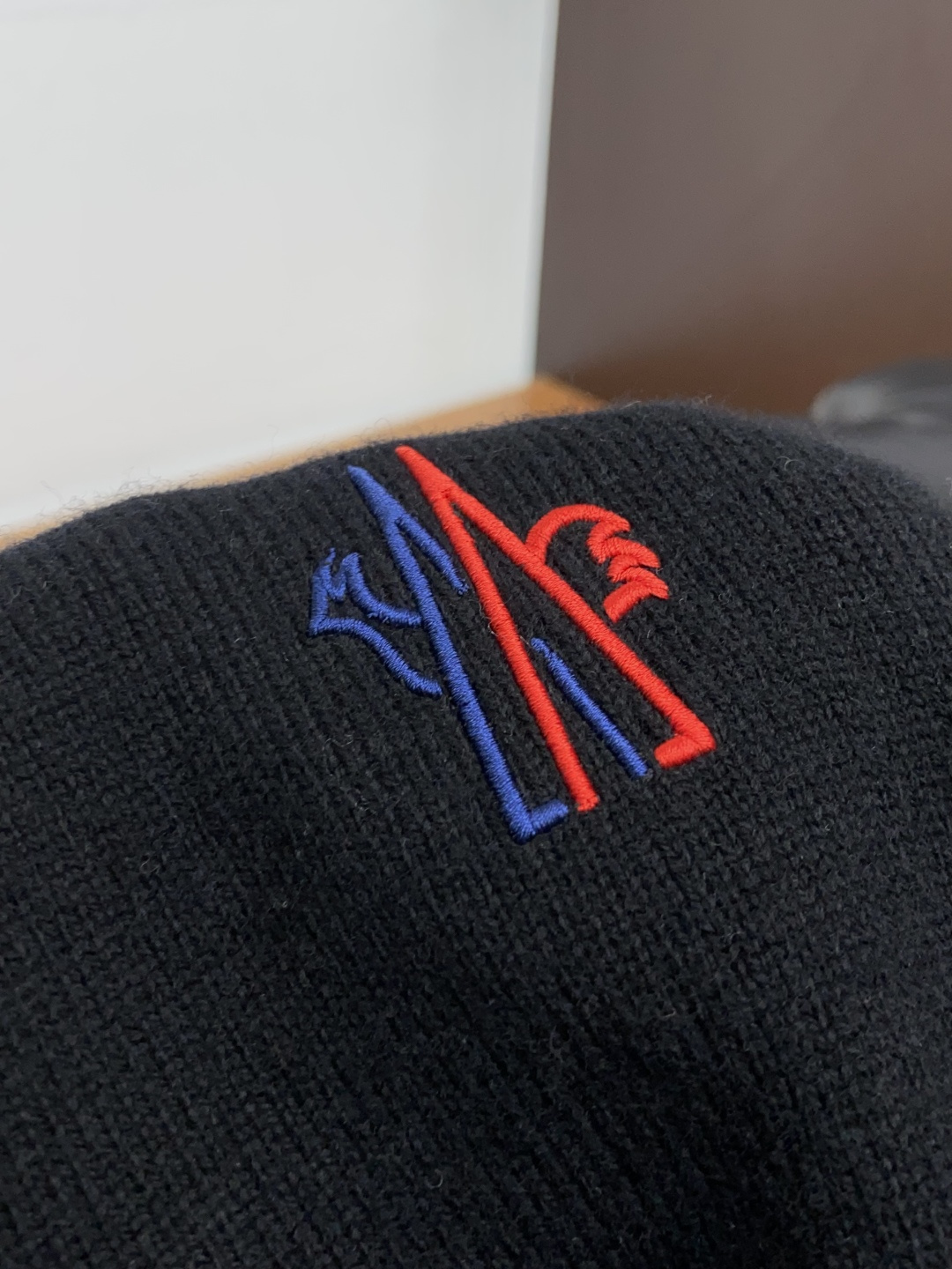 蒙口 圆领羊毛衫，用细腻纤维编织时光韵味，于一针一线间，诉说永恒优雅，在男士高端针织服饰领域，这款羊毛衫