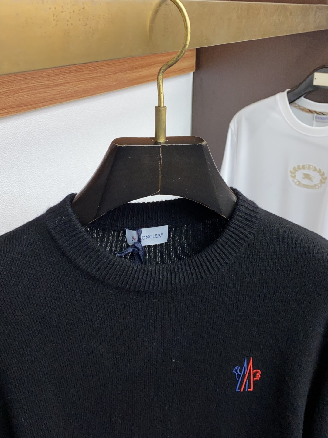 蒙口 圆领羊毛衫，用细腻纤维编织时光韵味，于一针一线间，诉说永恒优雅，在男士高端针织服饰领域，这款羊毛衫