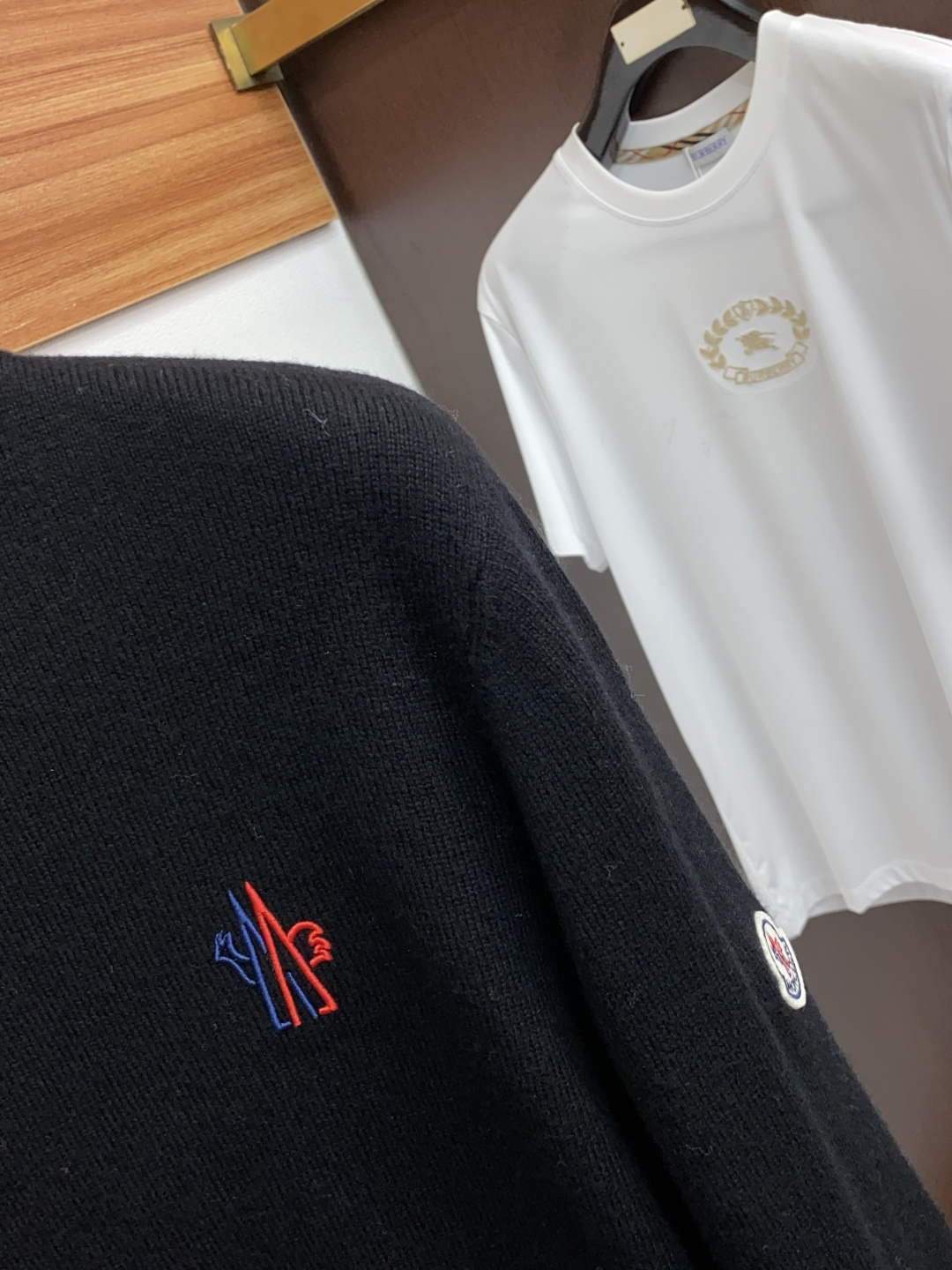 蒙口 圆领羊毛衫，用细腻纤维编织时光韵味，于一针一线间，诉说永恒优雅，在男士高端针织服饰领域，这款羊毛衫