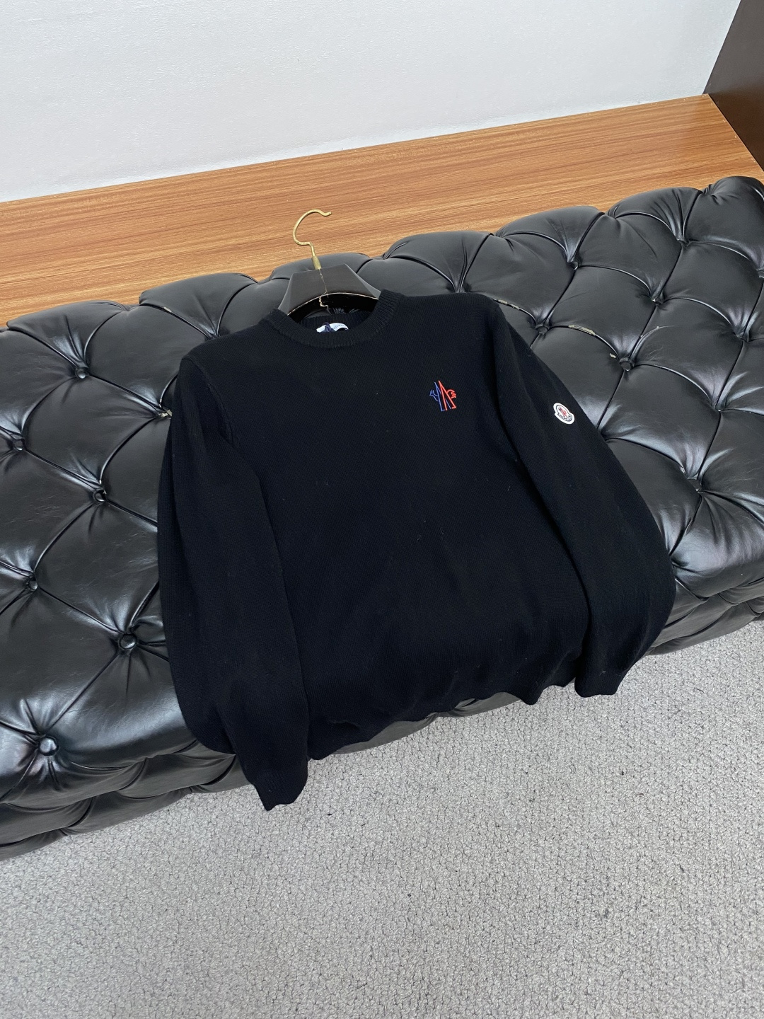 蒙口 圆领羊毛衫，用细腻纤维编织时光韵味，于一针一线间，诉说永恒优雅，在男士高端针织服饰领域，这款羊毛衫