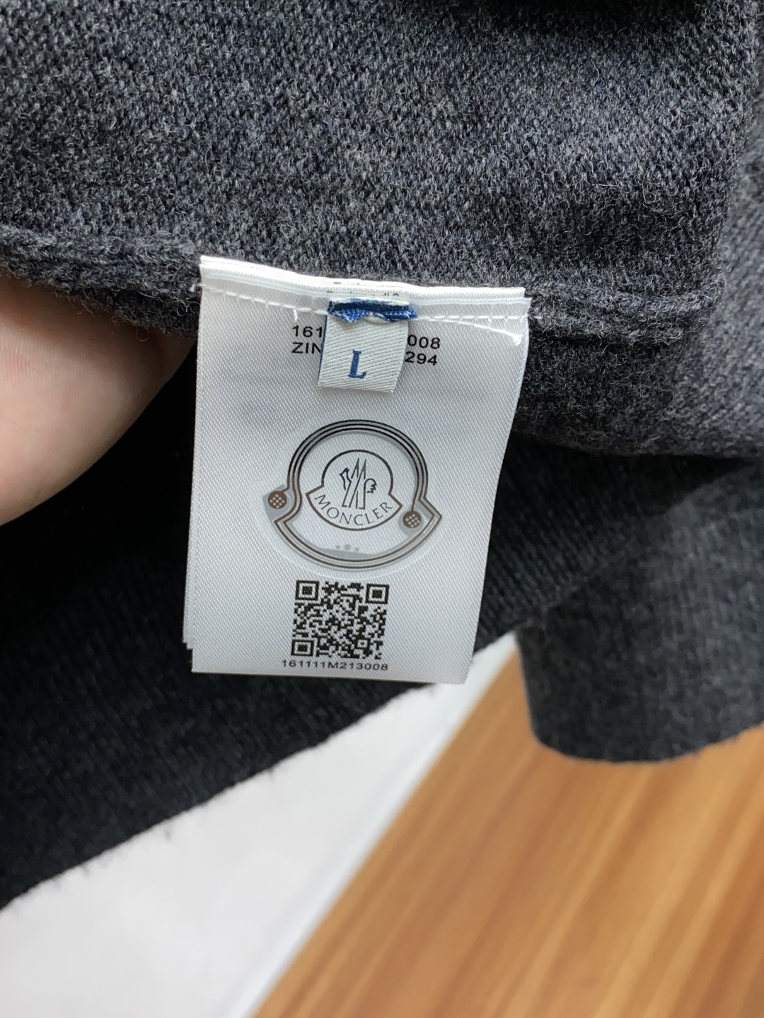 蒙口 圆领羊毛衫，用细腻纤维编织时光韵味，于一针一线间，诉说永恒优雅，在男士高端针织服饰领域，这款羊毛衫