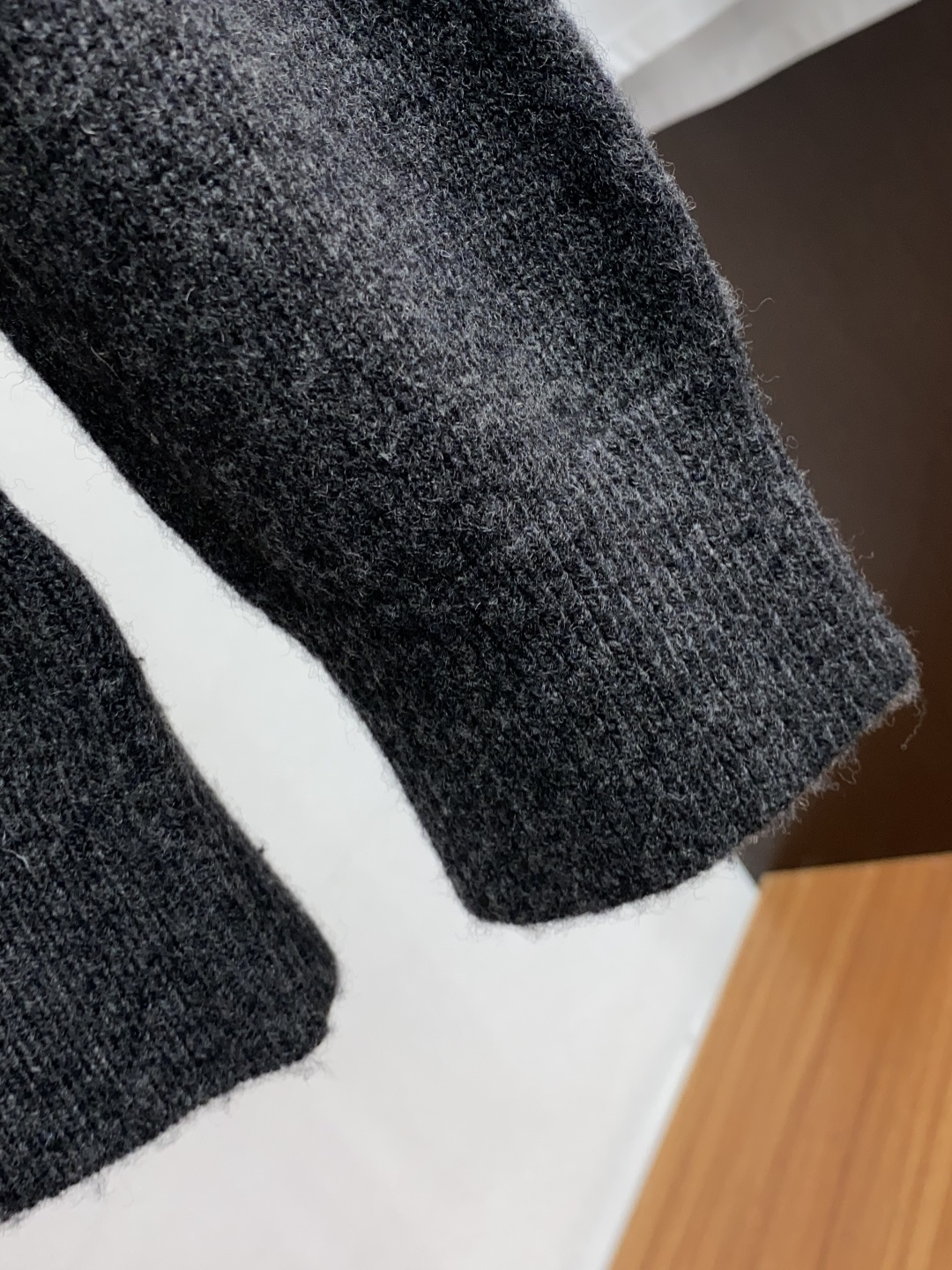 蒙口 圆领羊毛衫，用细腻纤维编织时光韵味，于一针一线间，诉说永恒优雅，在男士高端针织服饰领域，这款羊毛衫