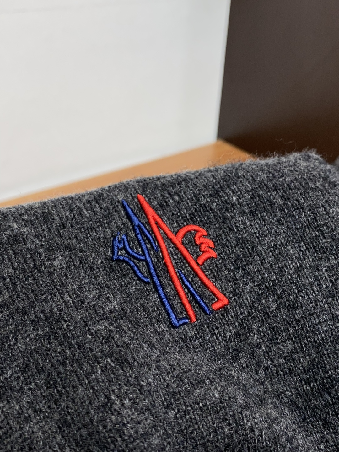 蒙口 圆领羊毛衫，用细腻纤维编织时光韵味，于一针一线间，诉说永恒优雅，在男士高端针织服饰领域，这款羊毛衫