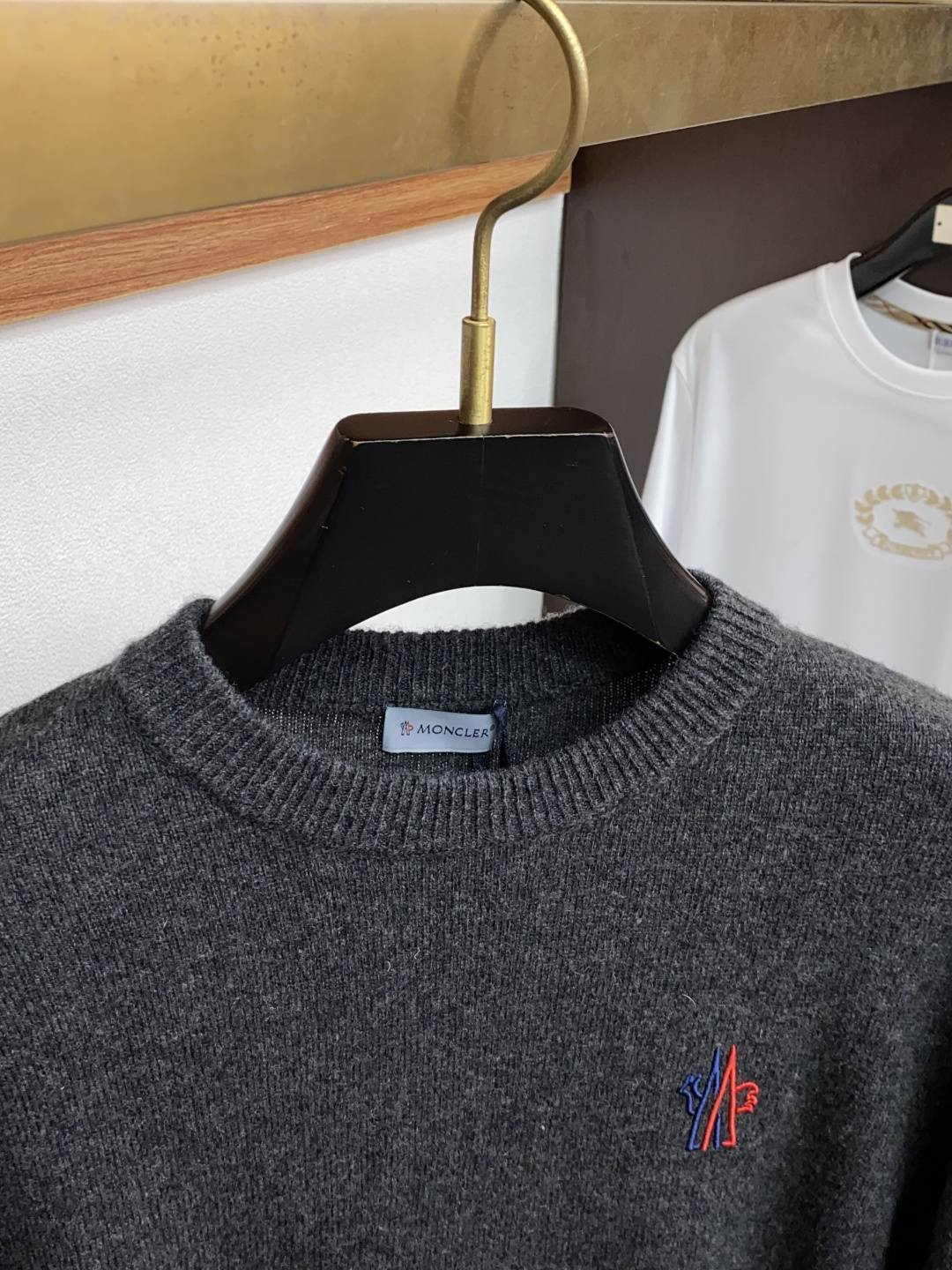 蒙口 圆领羊毛衫，用细腻纤维编织时光韵味，于一针一线间，诉说永恒优雅，在男士高端针织服饰领域，这款羊毛衫