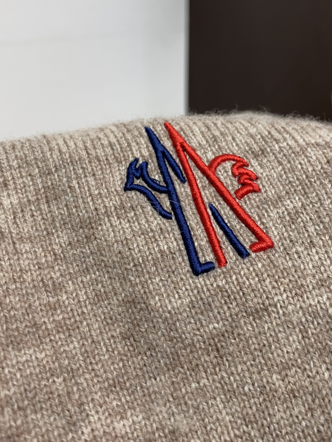 蒙口 圆领羊毛衫，用细腻纤维编织时光韵味，于一针一线间，诉说永恒优雅，在男士高端针织服饰领域，这款羊毛衫