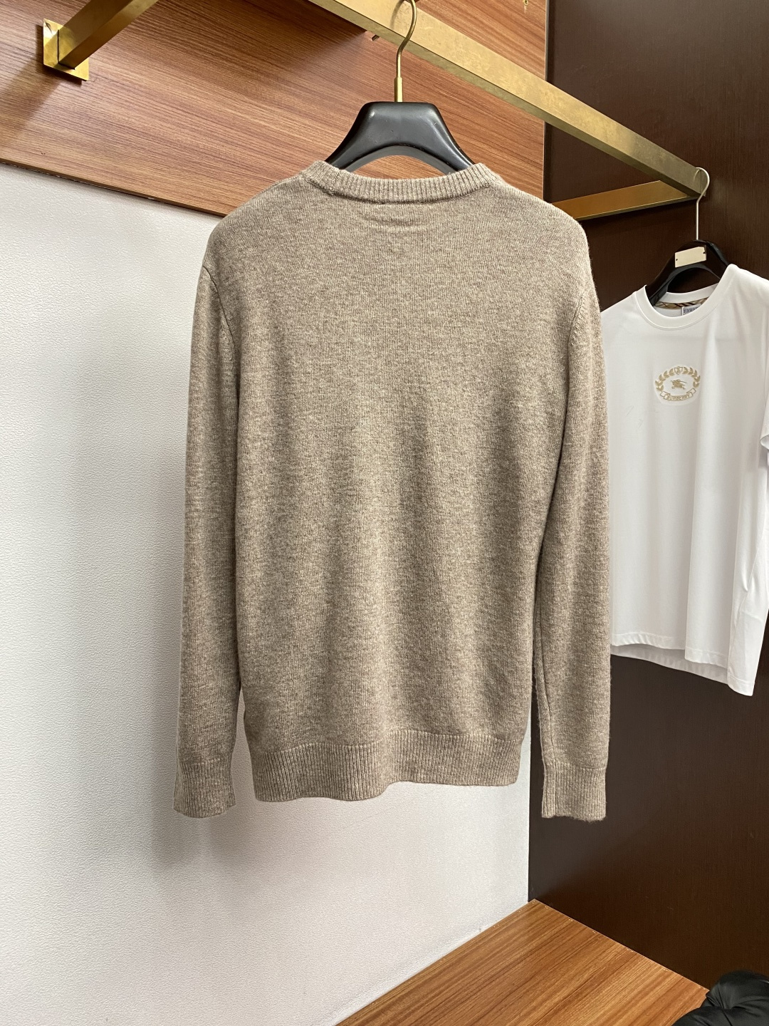 蒙口 圆领羊毛衫，用细腻纤维编织时光韵味，于一针一线间，诉说永恒优雅，在男士高端针织服饰领域，这款羊毛衫