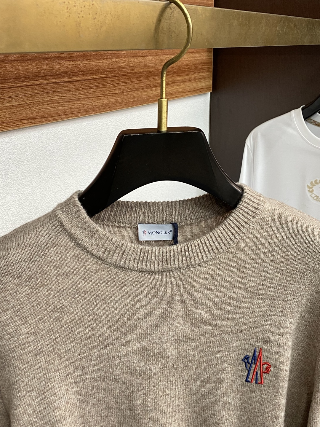 蒙口 圆领羊毛衫，用细腻纤维编织时光韵味，于一针一线间，诉说永恒优雅，在男士高端针织服饰领域，这款羊毛衫