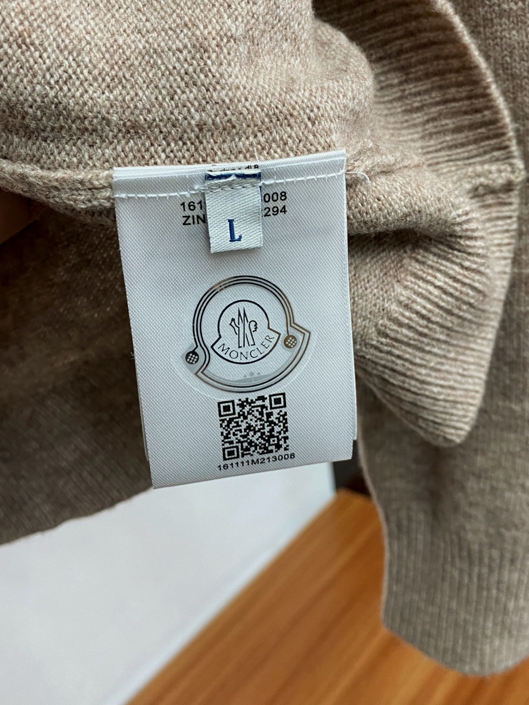 蒙口 圆领羊毛衫，用细腻纤维编织时光韵味，于一针一线间，诉说永恒优雅，在男士高端针织服饰领域，这款羊毛衫