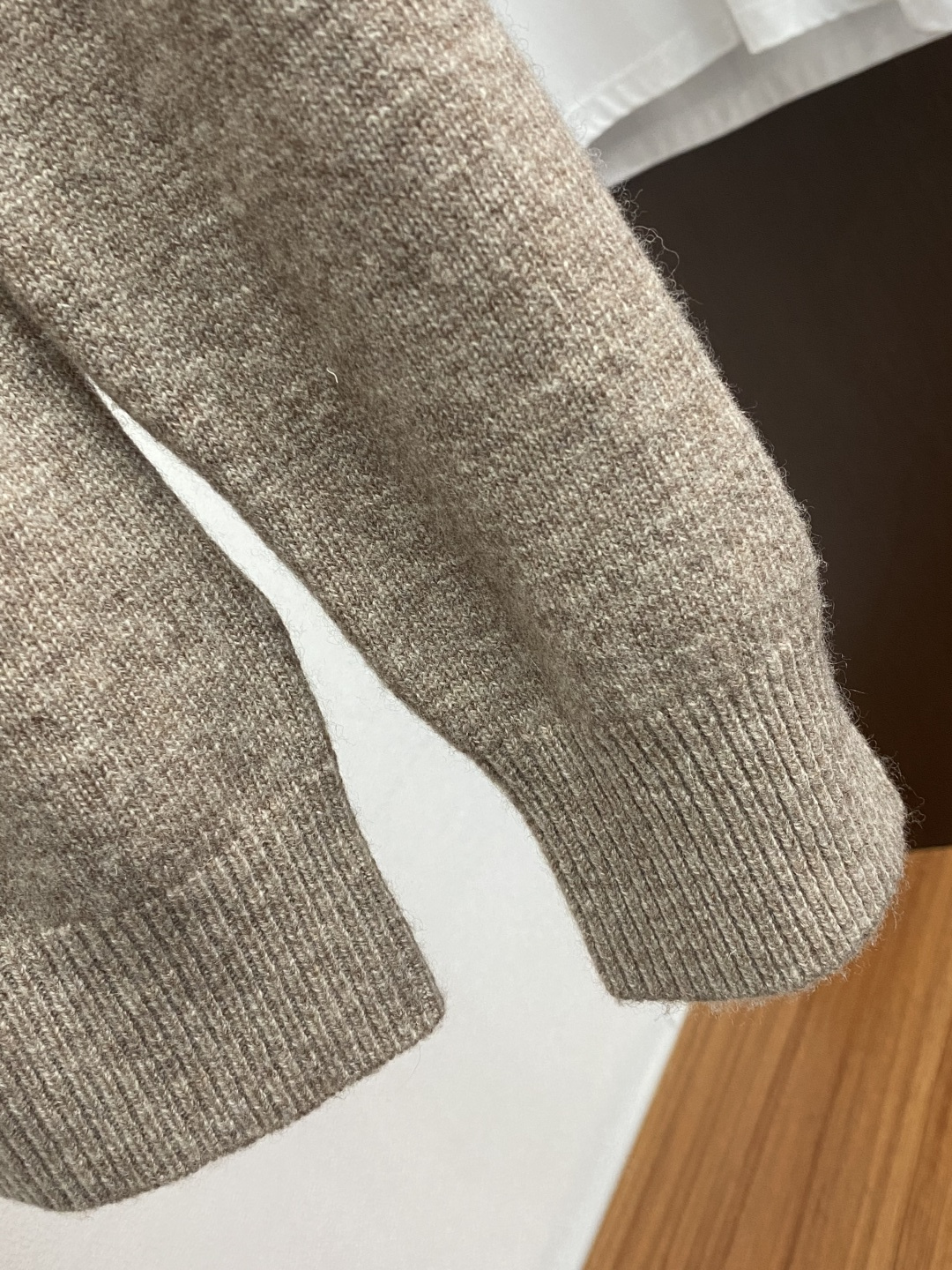 蒙口 圆领羊毛衫，用细腻纤维编织时光韵味，于一针一线间，诉说永恒优雅，在男士高端针织服饰领域，这款羊毛衫