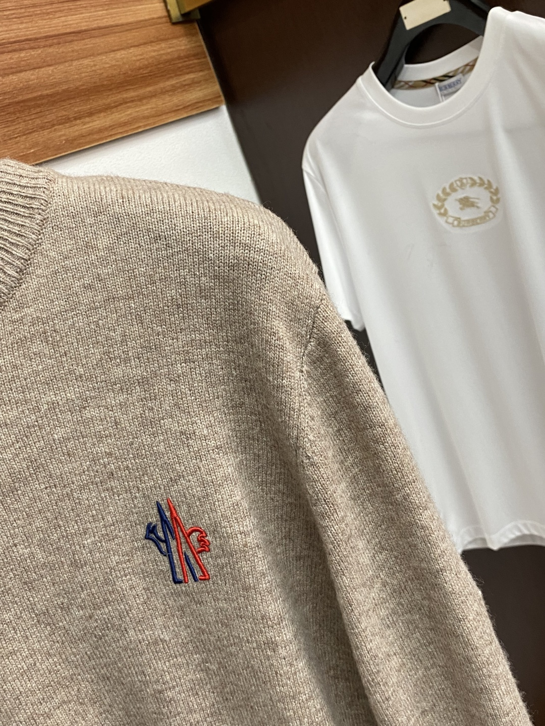 蒙口 圆领羊毛衫，用细腻纤维编织时光韵味，于一针一线间，诉说永恒优雅，在男士高端针织服饰领域，这款羊毛衫