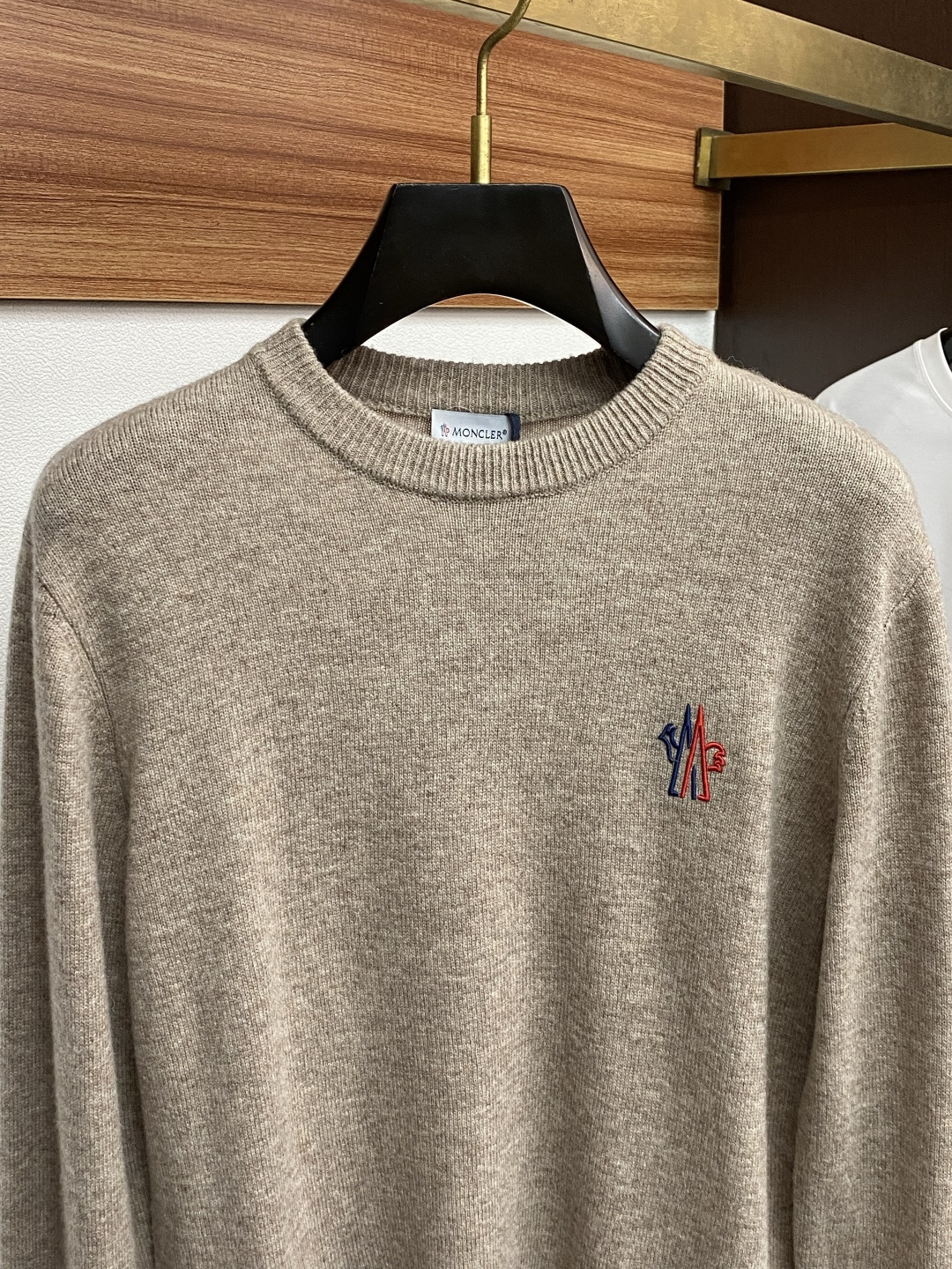 蒙口 圆领羊毛衫，用细腻纤维编织时光韵味，于一针一线间，诉说永恒优雅，在男士高端针织服饰领域，这款羊毛衫