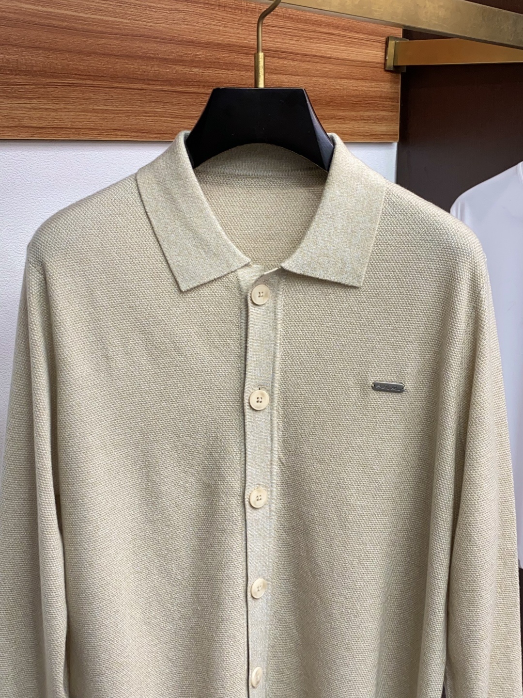 lP🆕 诺悠翩雅 圆领领羊毛衫,用细腻纤维编织时光韵味,于一针一线间,诉说永恒优雅,在男士高端针织服饰领