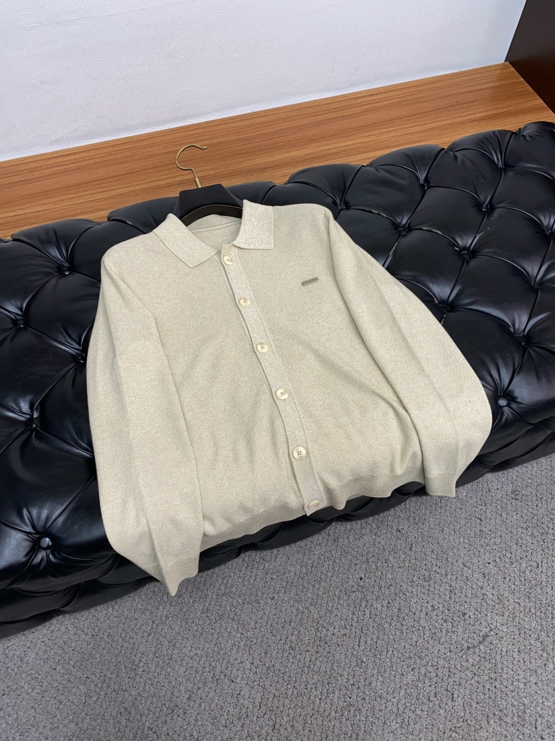 lP🆕 诺悠翩雅 圆领领羊毛衫,用细腻纤维编织时光韵味,于一针一线间,诉说永恒优雅,在男士高端针织服饰领
