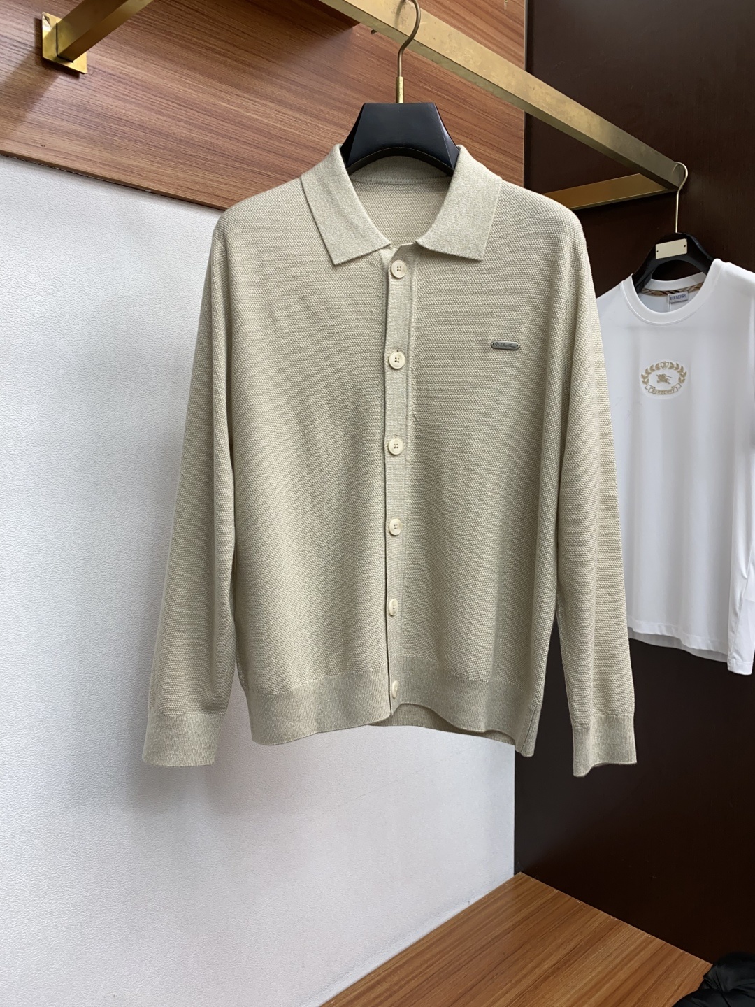 lP🆕 诺悠翩雅 圆领领羊毛衫,用细腻纤维编织时光韵味,于一针一线间,诉说永恒优雅,在男士高端针织服饰领
