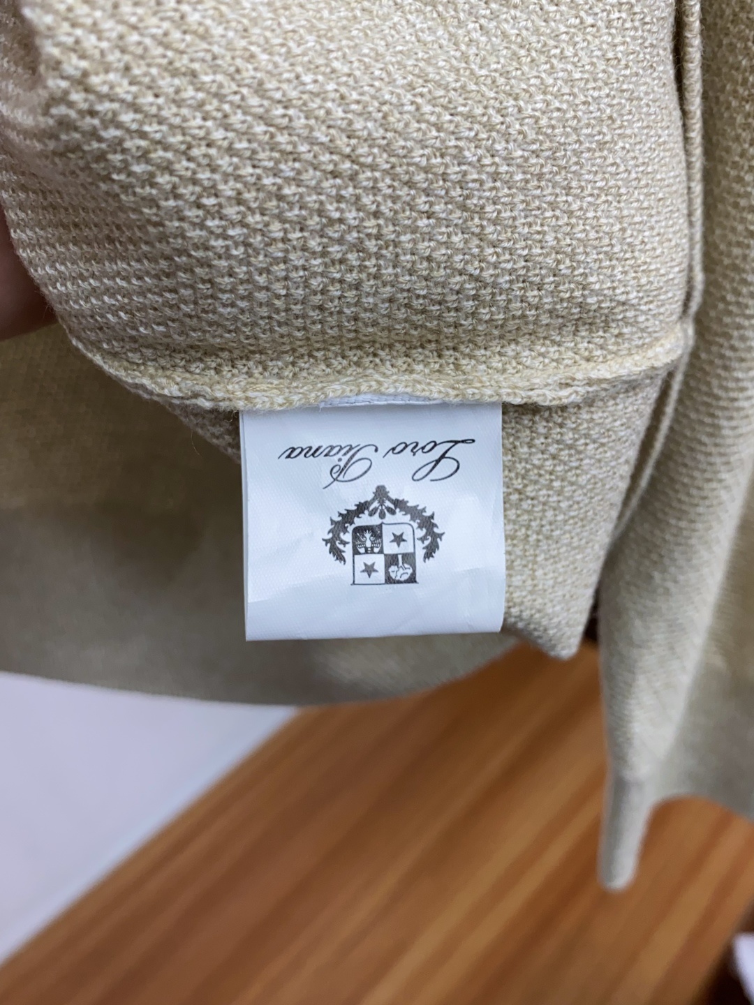 lP🆕 诺悠翩雅 圆领领羊毛衫,用细腻纤维编织时光韵味,于一针一线间,诉说永恒优雅,在男士高端针织服饰领