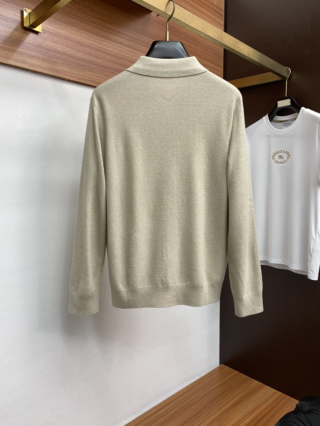 lP🆕 诺悠翩雅 圆领领羊毛衫,用细腻纤维编织时光韵味,于一针一线间,诉说永恒优雅,在男士高端针织服饰领