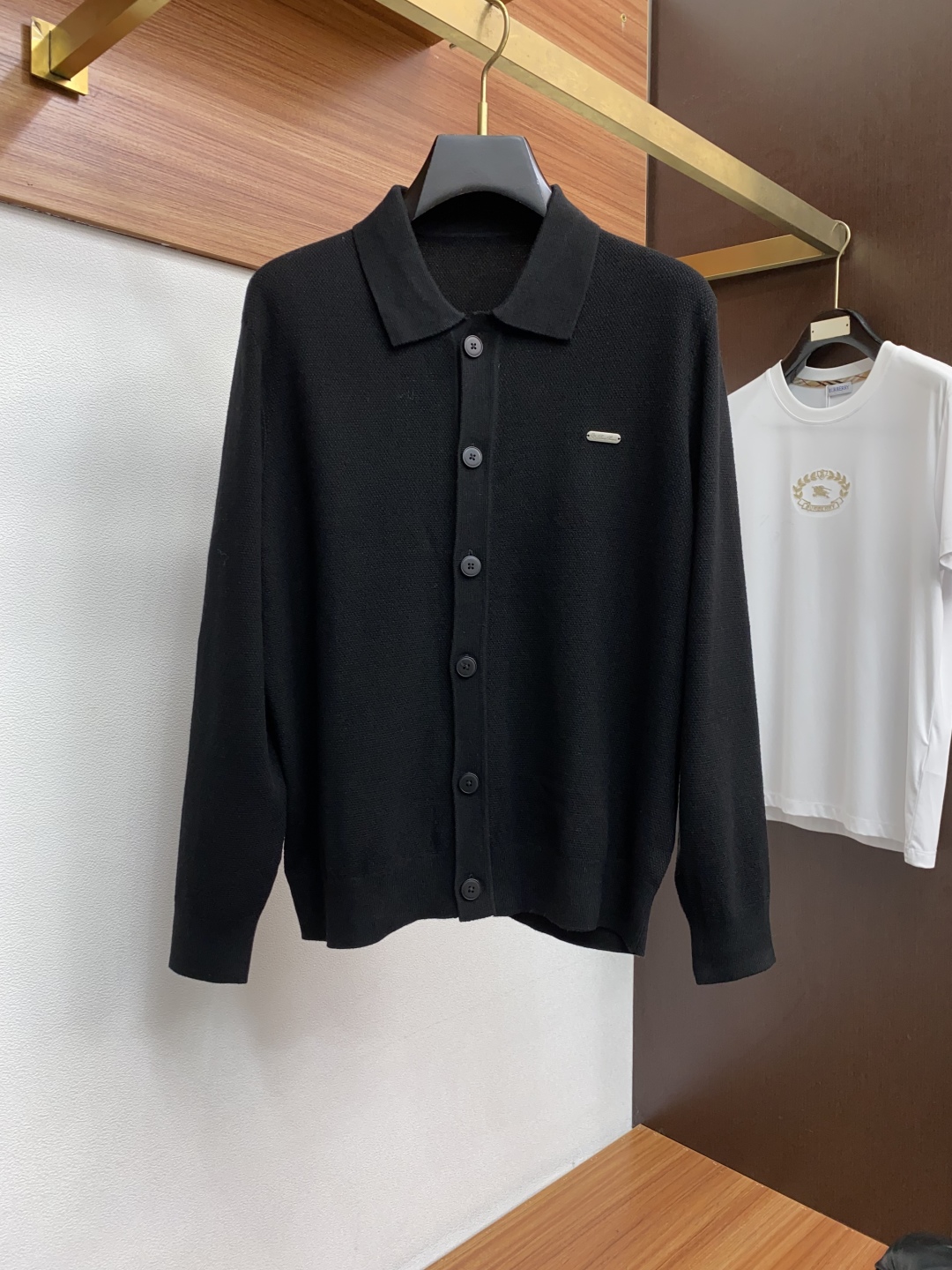 lP🆕 诺悠翩雅 圆领领羊毛衫，用细腻纤维编织时光韵味，于一针一线间，诉说永恒优雅，在男士高端针织服饰领
