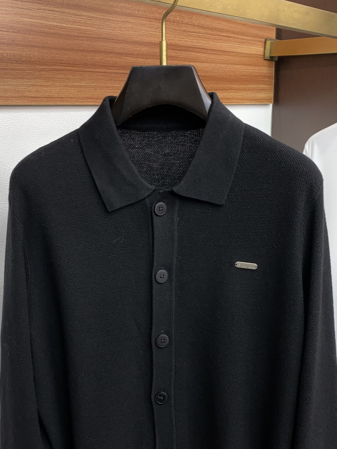lP🆕 诺悠翩雅 圆领领羊毛衫，用细腻纤维编织时光韵味，于一针一线间，诉说永恒优雅，在男士高端针织服饰领