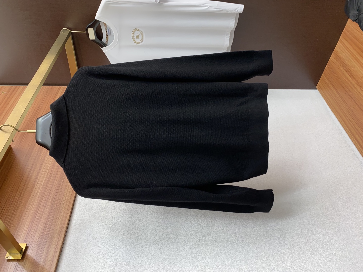 lP🆕 诺悠翩雅 圆领领羊毛衫，用细腻纤维编织时光韵味，于一针一线间，诉说永恒优雅，在男士高端针织服饰领