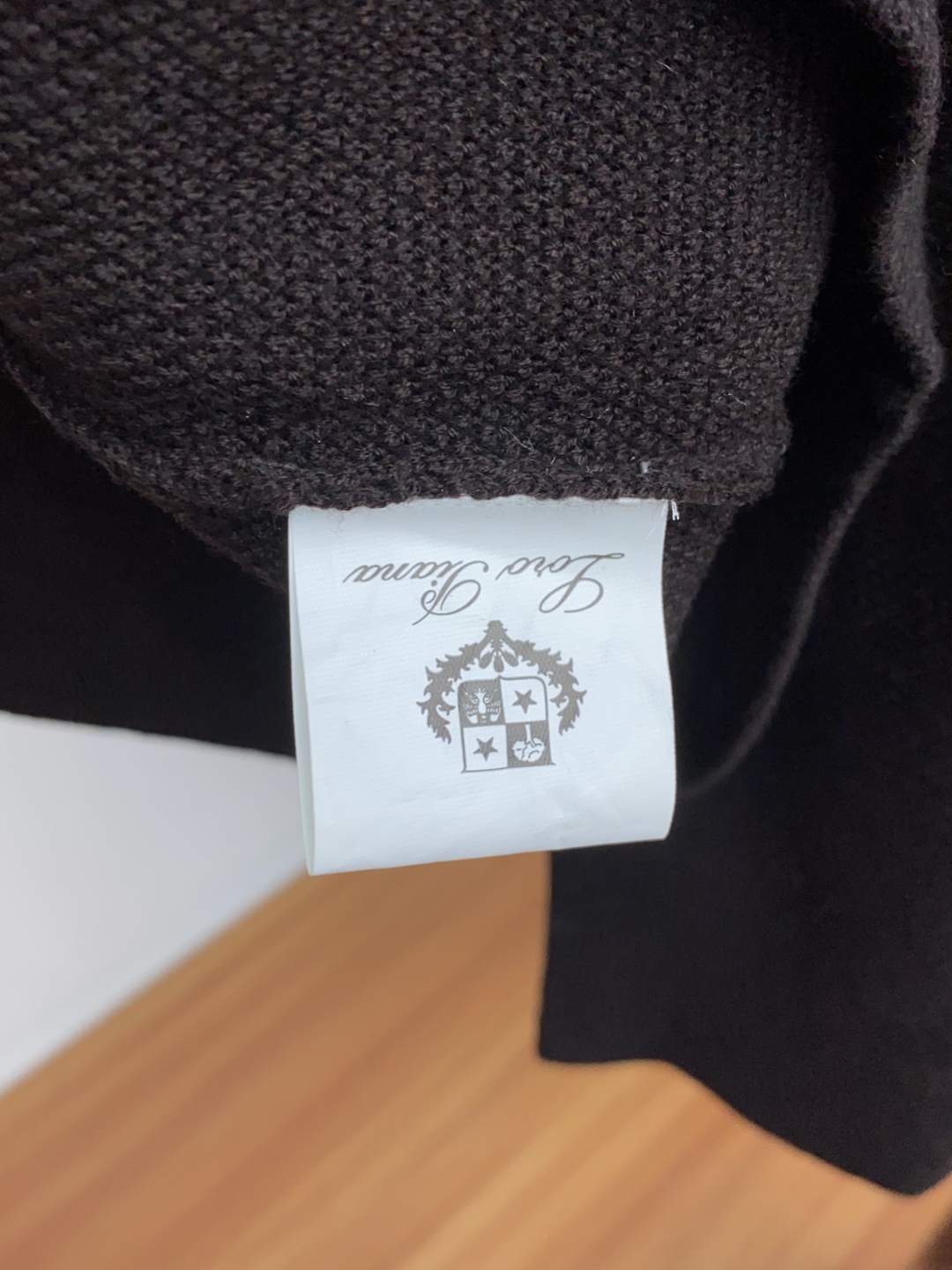 lP🆕 诺悠翩雅 圆领领羊毛衫，用细腻纤维编织时光韵味，于一针一线间，诉说永恒优雅，在男士高端针织服饰领