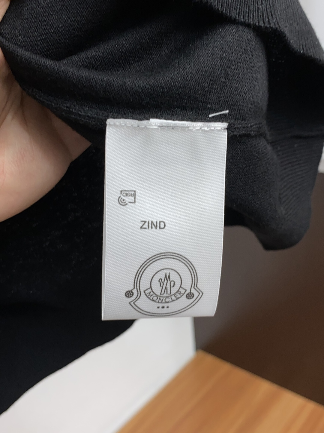蒙口 圆领羊毛衫，用细腻纤维编织时光韵味，于一针一线间，诉说永恒优雅，在男士高端针织服饰领域，这款羊毛衫