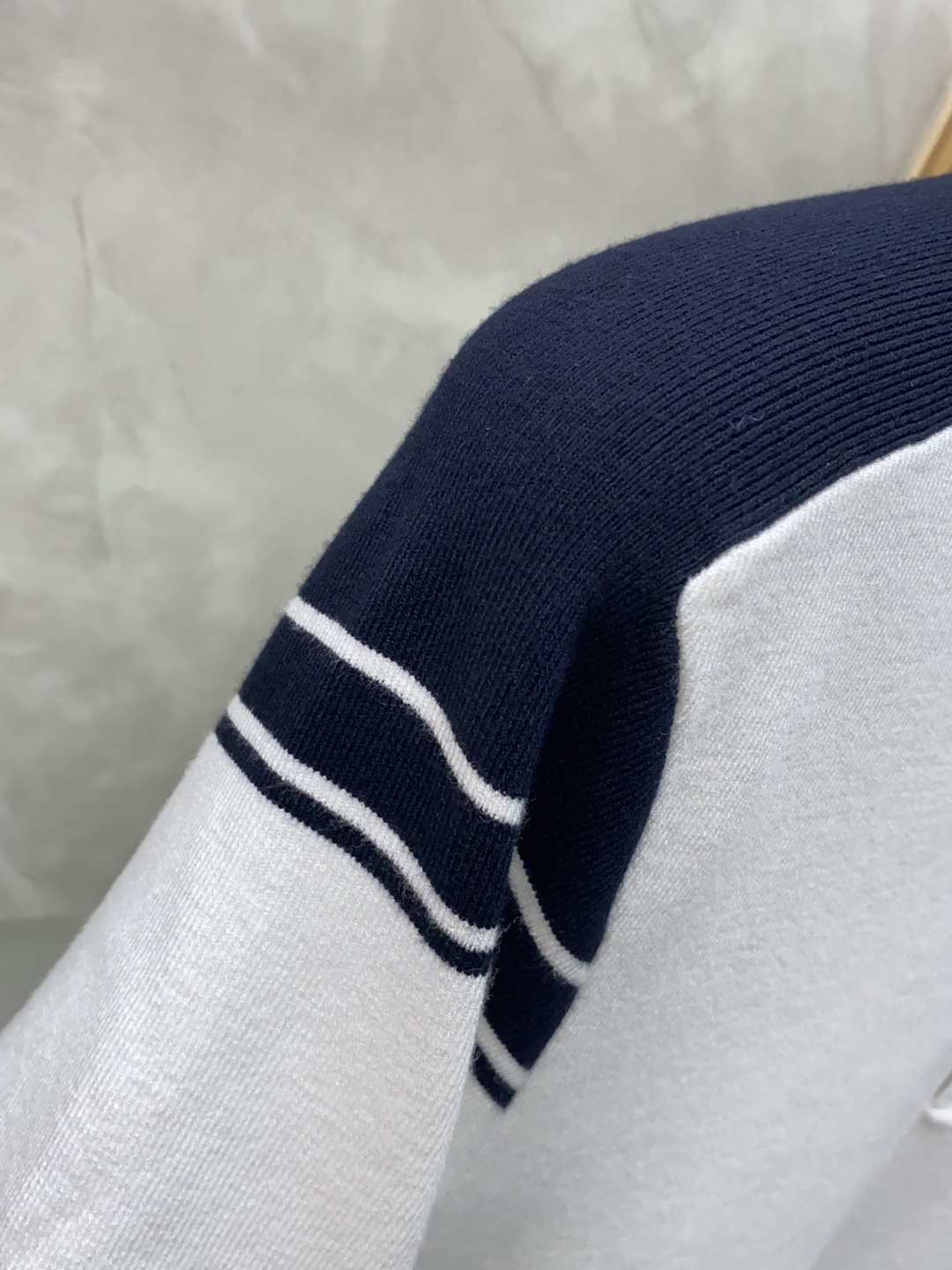 VT【Valentin* 华伦天*秋冬新品精致优雅针织羊毛短袖！全品相！！刺绣品牌经典图案，高端大气．简