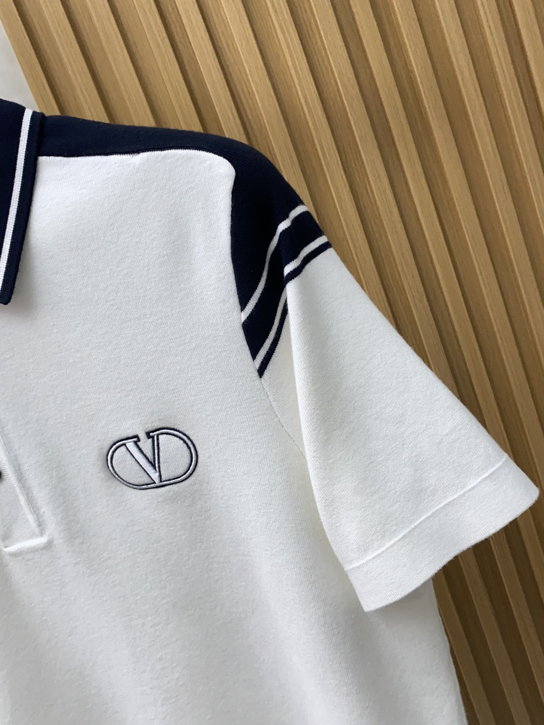 VT【Valentin* 华伦天*秋冬新品精致优雅针织羊毛短袖！全品相！！刺绣品牌经典图案，高端大气．简