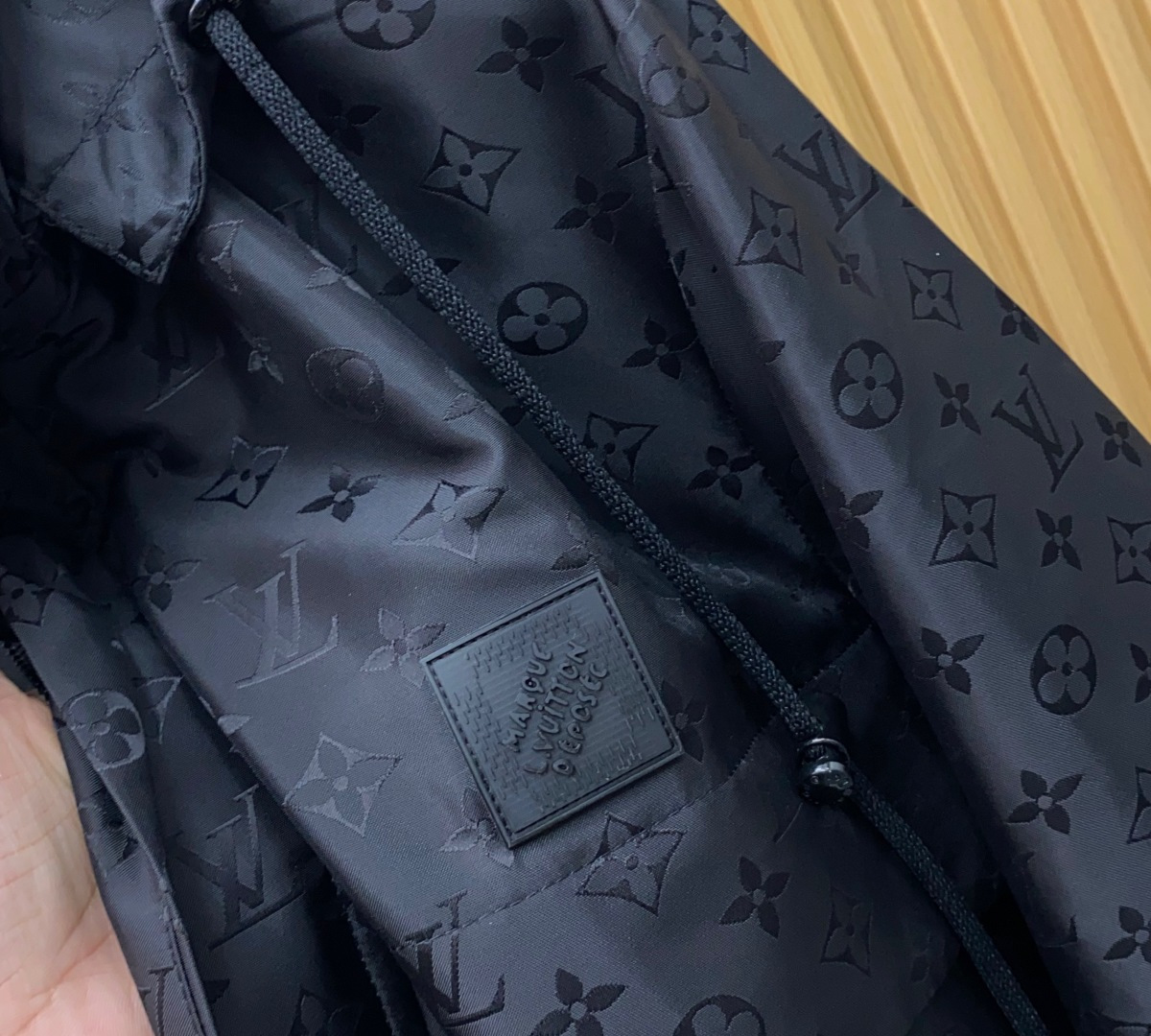 1v 路易威登 25ss最新品 夹克外套，设计帅气有型！百搭必备单品，时尚潮牌， 轻松营造酷帅氛围感 ，