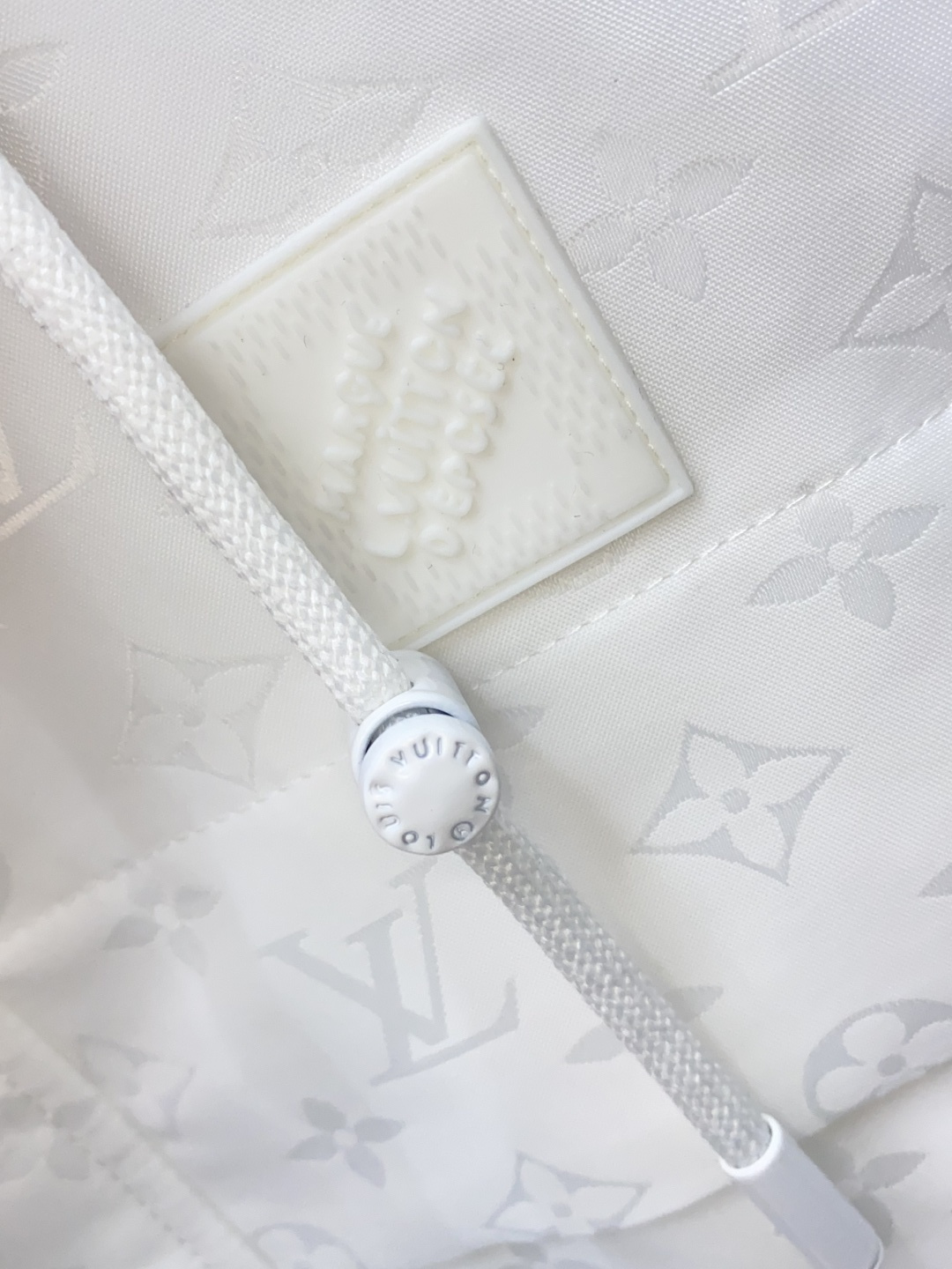 1v 路易威登 25ss最新品 夹克外套，设计帅气有型！百搭必备单品，时尚潮牌， 轻松营造酷帅氛围感 ，