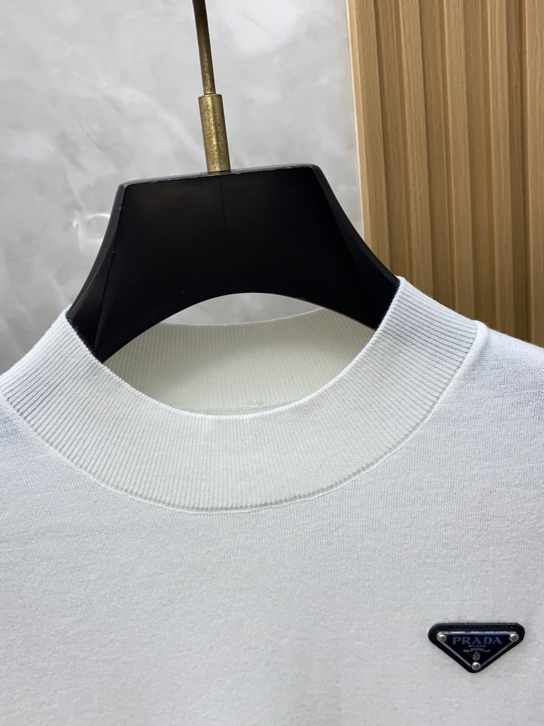 普拉达 圆领短袖羊毛衫，用细腻纤维编织时光韵味，于一针一线间，诉说永恒优雅，在男士高端针织服饰领域，这款