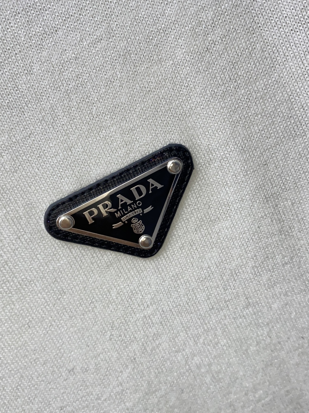 普拉达 圆领短袖羊毛衫，用细腻纤维编织时光韵味，于一针一线间，诉说永恒优雅，在男士高端针织服饰领域，这款