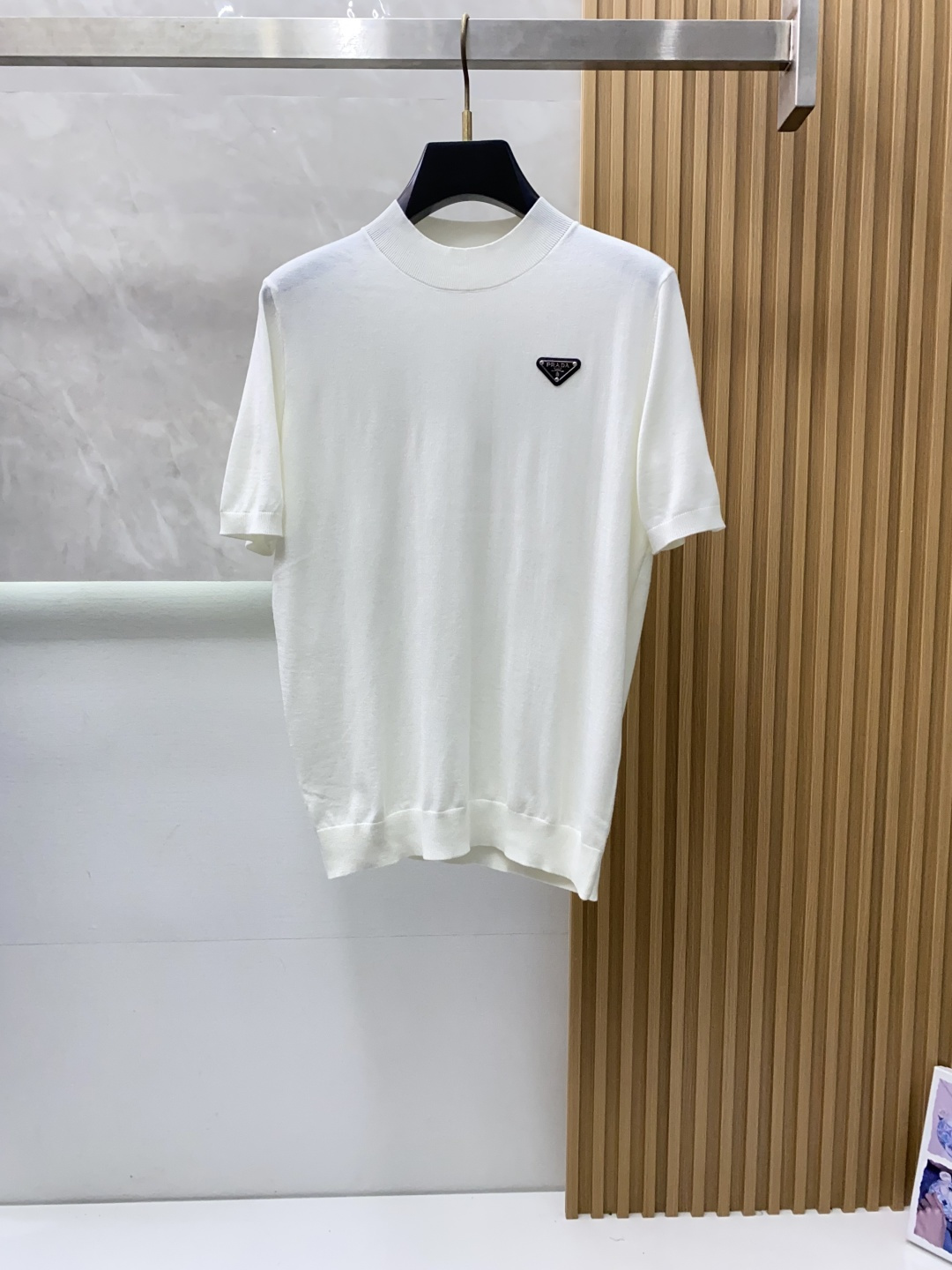 普拉达 圆领短袖羊毛衫，用细腻纤维编织时光韵味，于一针一线间，诉说永恒优雅，在男士高端针织服饰领域，这款