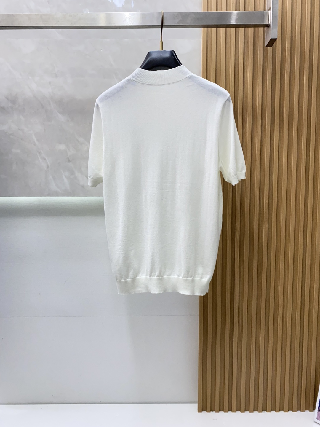 普拉达 圆领短袖羊毛衫，用细腻纤维编织时光韵味，于一针一线间，诉说永恒优雅，在男士高端针织服饰领域，这款