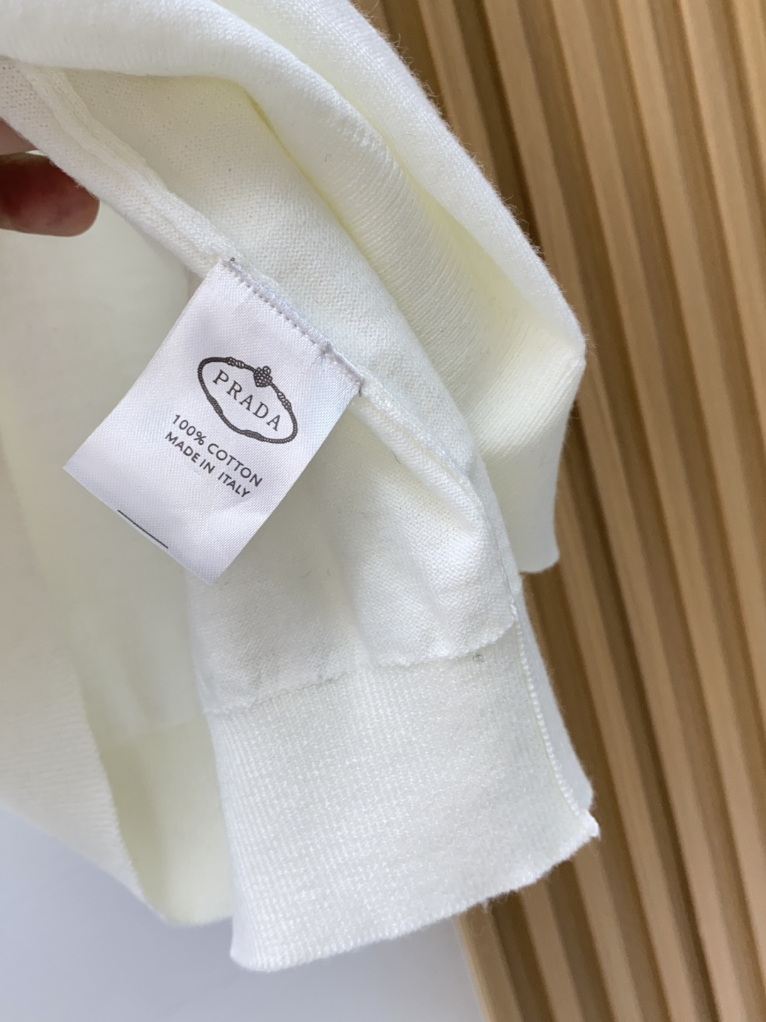 普拉达 圆领短袖羊毛衫，用细腻纤维编织时光韵味，于一针一线间，诉说永恒优雅，在男士高端针织服饰领域，这款