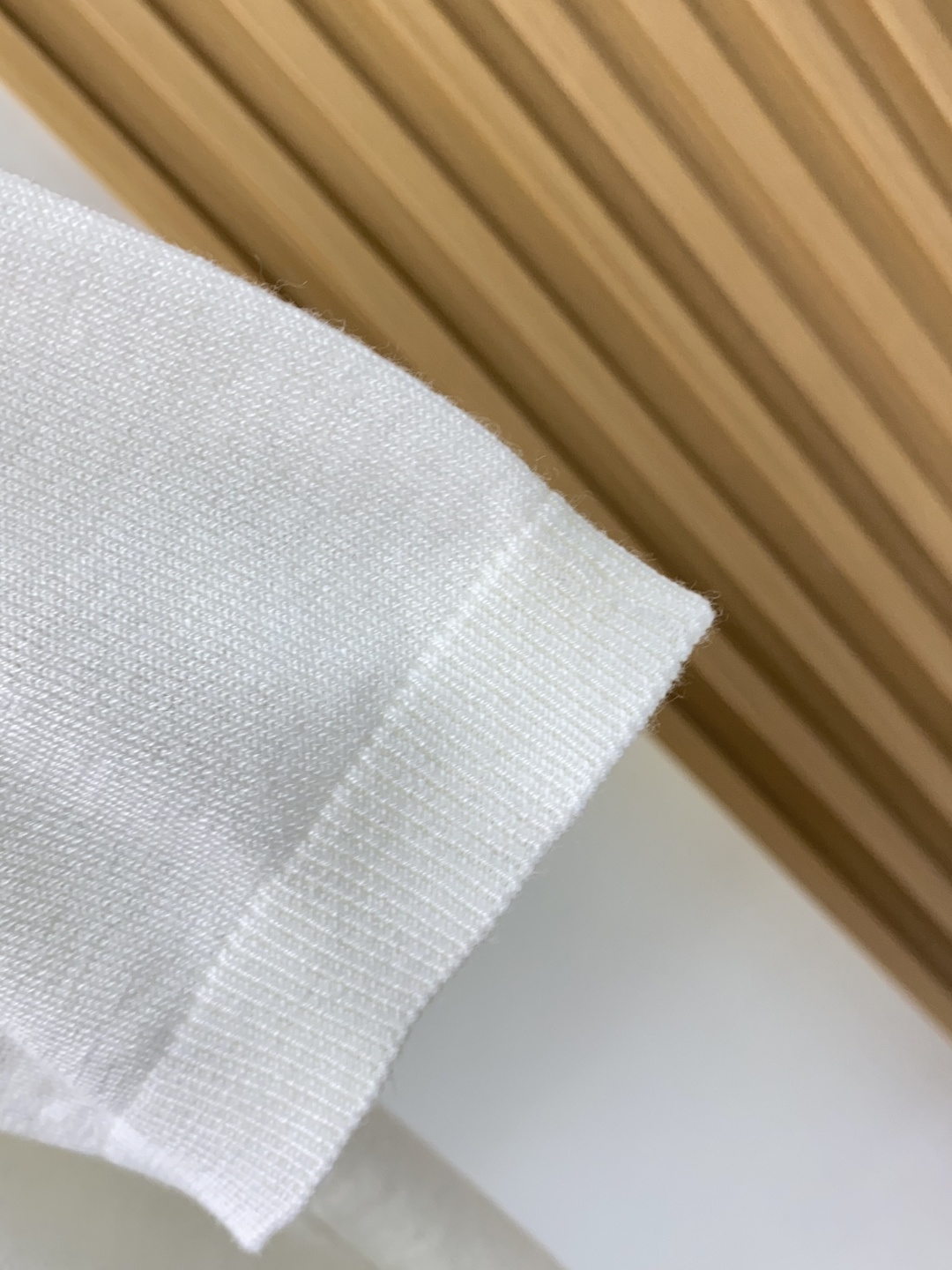 普拉达 圆领短袖羊毛衫，用细腻纤维编织时光韵味，于一针一线间，诉说永恒优雅，在男士高端针织服饰领域，这款