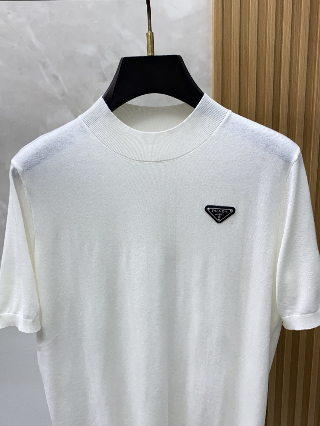 普拉达 圆领短袖羊毛衫，用细腻纤维编织时光韵味，于一针一线间，诉说永恒优雅，在男士高端针织服饰领域，这款