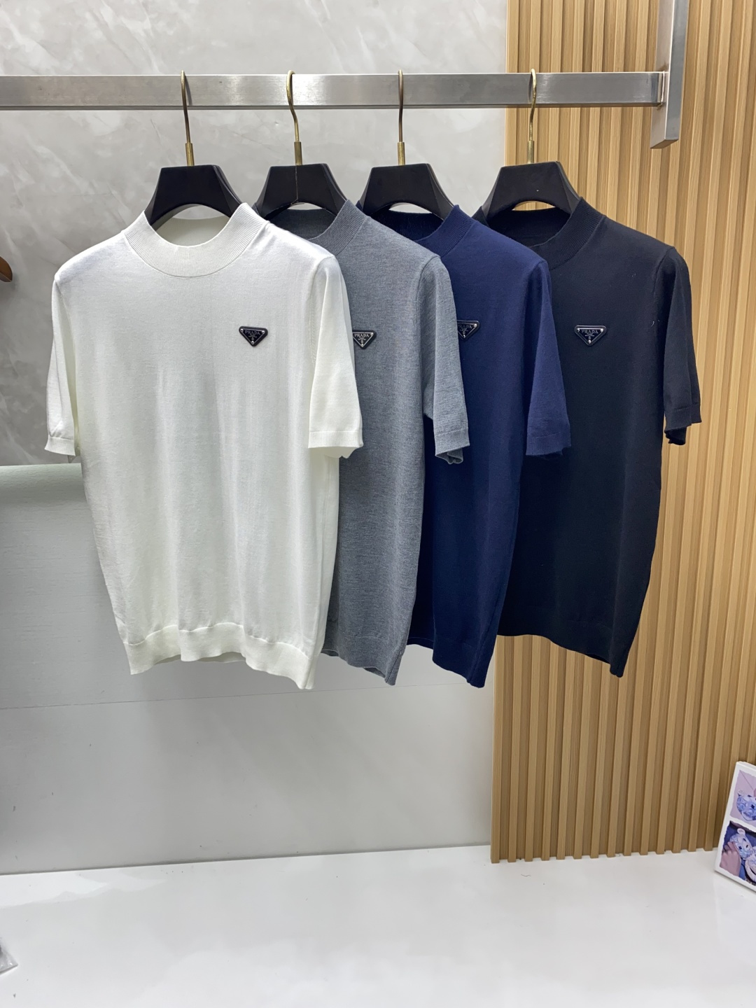 普拉达 圆领短袖羊毛衫，用细腻纤维编织时光韵味，于一针一线间，诉说永恒优雅，在男士高端针织服饰领域，这款