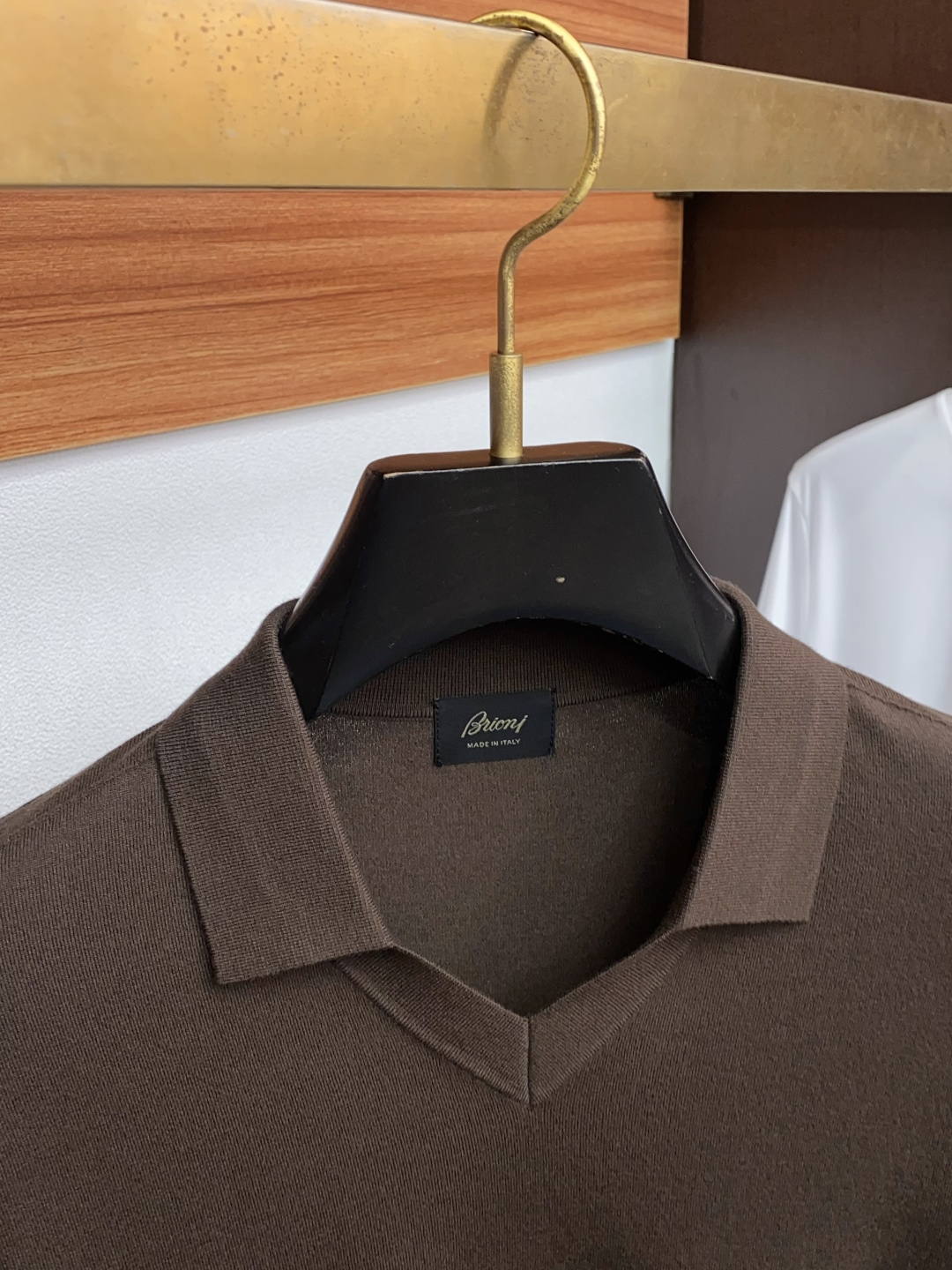 布莱奥尼 翻领羊毛衫，用细腻纤维编织时光韵味，于一针一线间，诉说永恒优雅，在男士高端针织服饰领域，这款羊