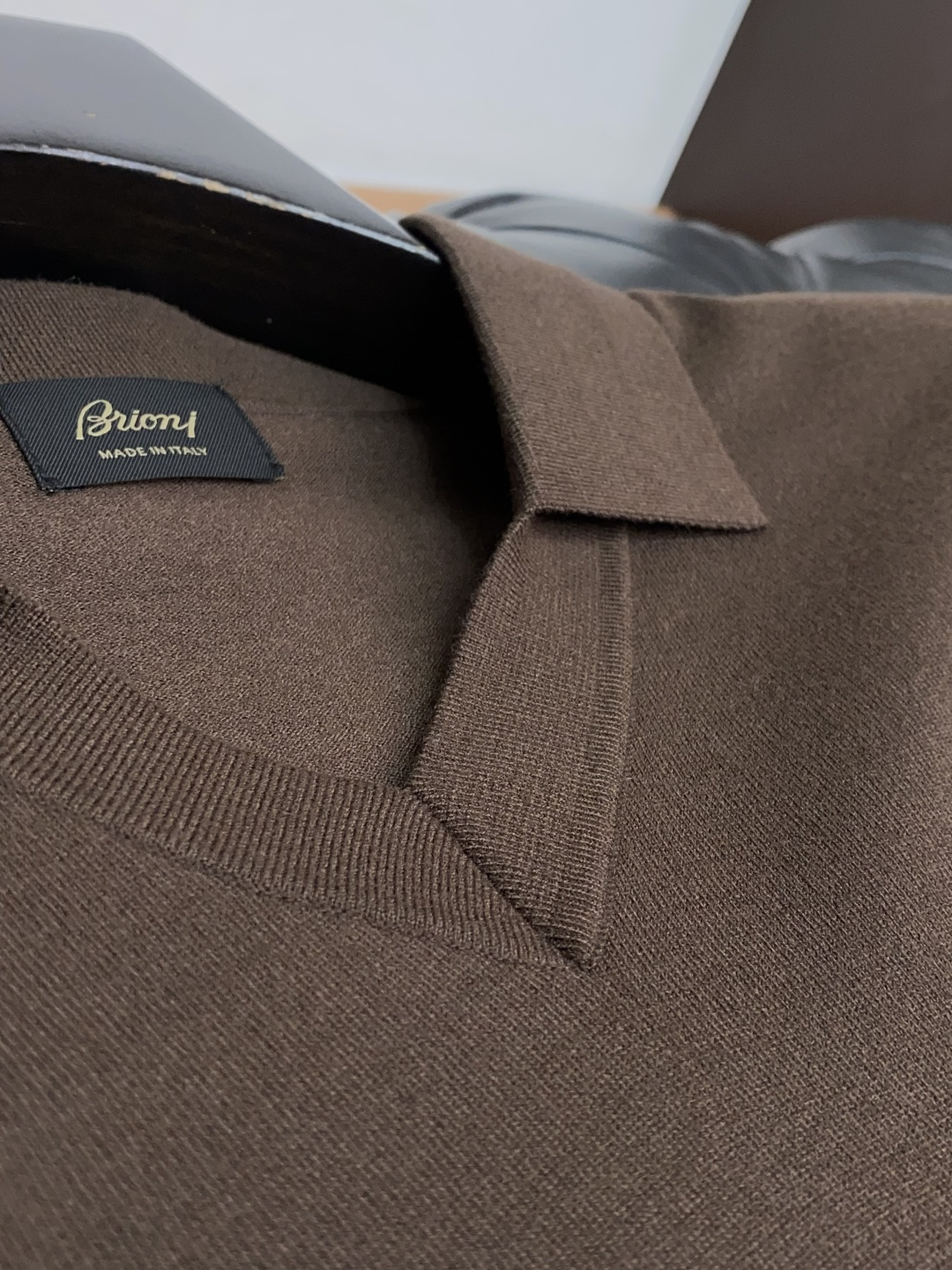 布莱奥尼 翻领羊毛衫，用细腻纤维编织时光韵味，于一针一线间，诉说永恒优雅，在男士高端针织服饰领域，这款羊