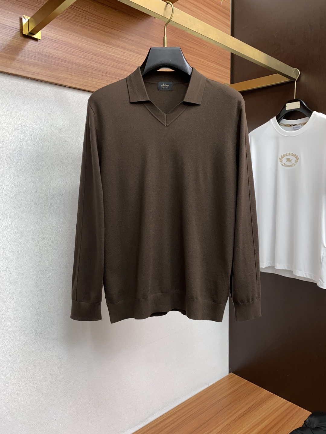 布莱奥尼 翻领羊毛衫，用细腻纤维编织时光韵味，于一针一线间，诉说永恒优雅，在男士高端针织服饰领域，这款羊