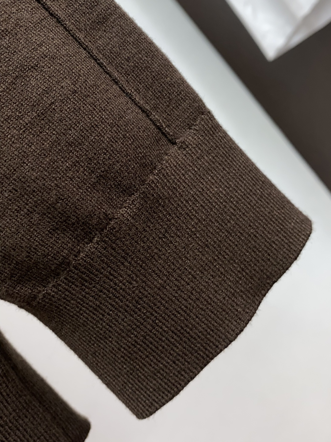 布莱奥尼 翻领羊毛衫，用细腻纤维编织时光韵味，于一针一线间，诉说永恒优雅，在男士高端针织服饰领域，这款羊