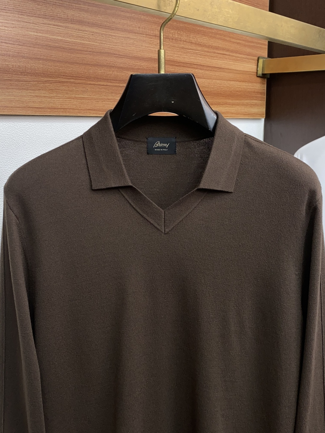 布莱奥尼 翻领羊毛衫，用细腻纤维编织时光韵味，于一针一线间，诉说永恒优雅，在男士高端针织服饰领域，这款羊