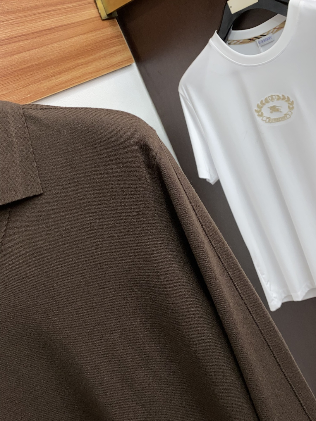 布莱奥尼 翻领羊毛衫，用细腻纤维编织时光韵味，于一针一线间，诉说永恒优雅，在男士高端针织服饰领域，这款羊