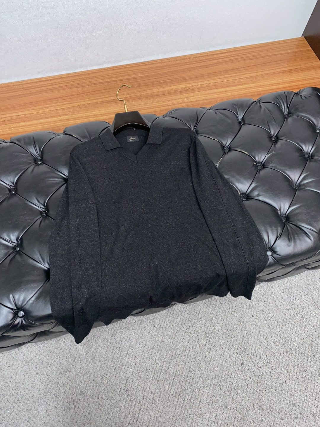 布莱奥尼 翻领羊毛衫，用细腻纤维编织时光韵味，于一针一线间，诉说永恒优雅，在男士高端针织服饰领域，这款羊