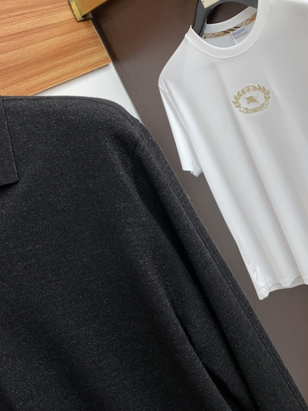 布莱奥尼 翻领羊毛衫，用细腻纤维编织时光韵味，于一针一线间，诉说永恒优雅，在男士高端针织服饰领域，这款羊