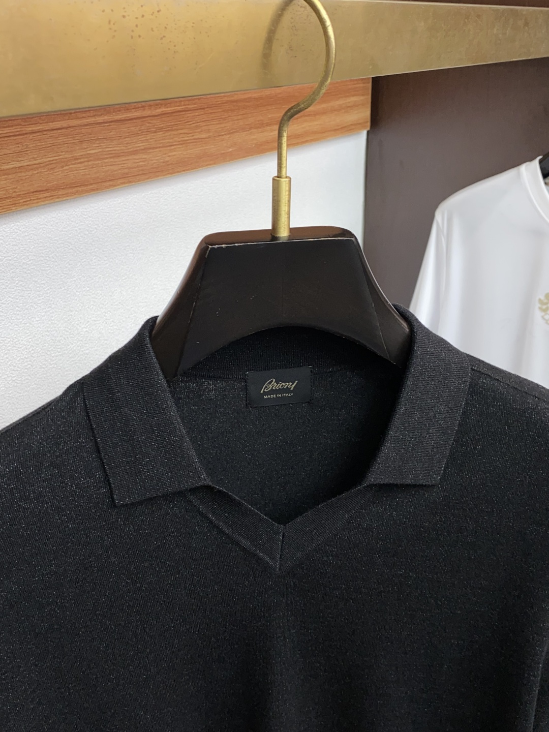 布莱奥尼 翻领羊毛衫，用细腻纤维编织时光韵味，于一针一线间，诉说永恒优雅，在男士高端针织服饰领域，这款羊