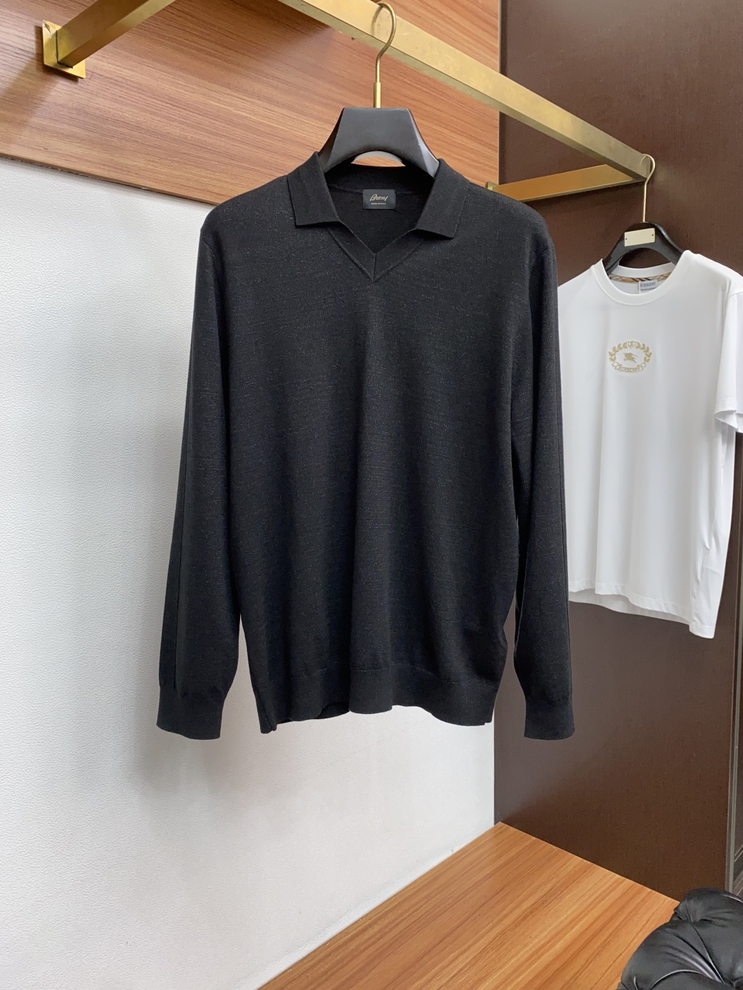 布莱奥尼 翻领羊毛衫，用细腻纤维编织时光韵味，于一针一线间，诉说永恒优雅，在男士高端针织服饰领域，这款羊