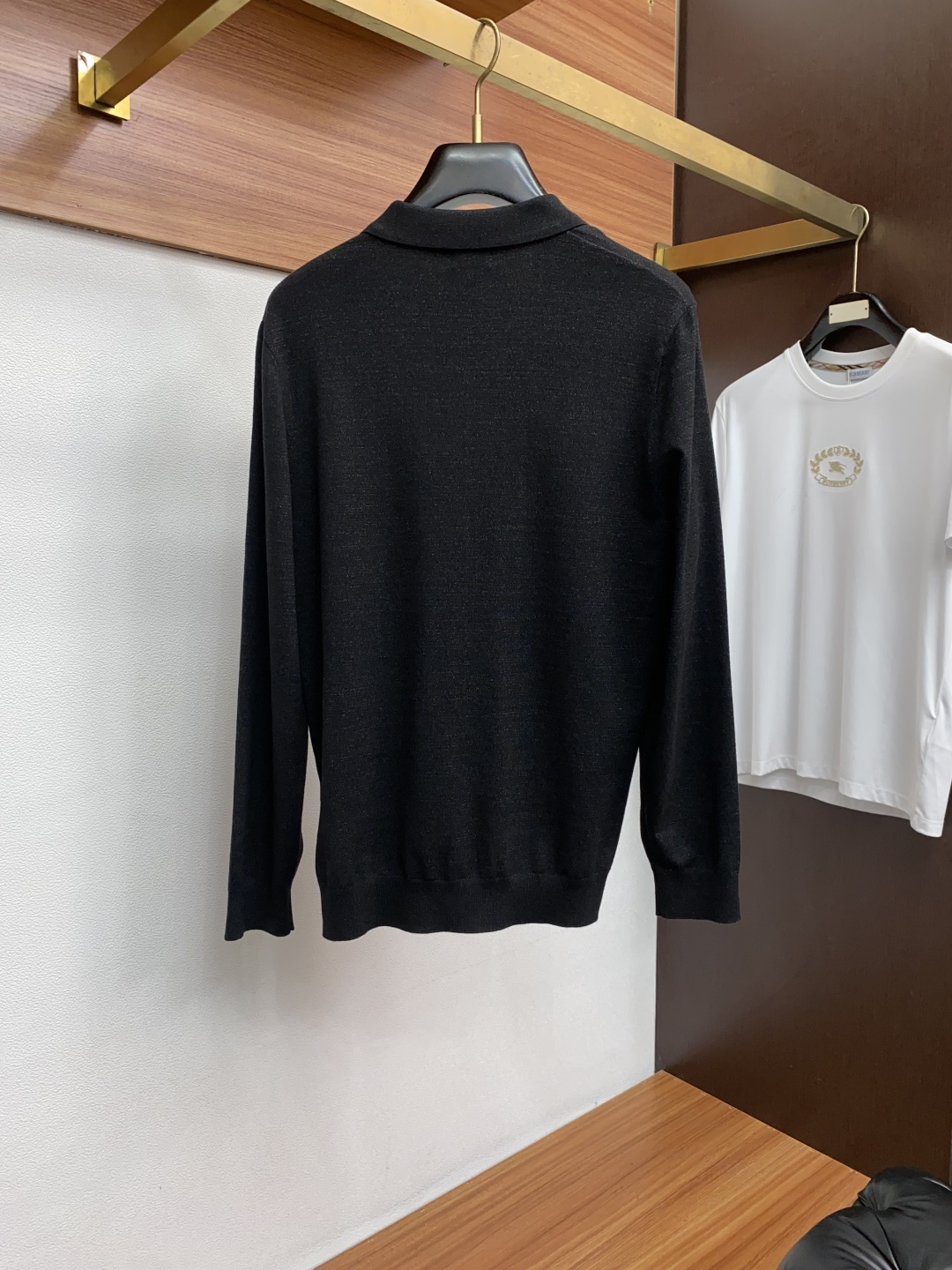 布莱奥尼 翻领羊毛衫，用细腻纤维编织时光韵味，于一针一线间，诉说永恒优雅，在男士高端针织服饰领域，这款羊