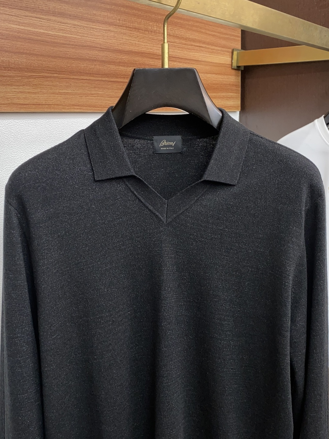 布莱奥尼 翻领羊毛衫，用细腻纤维编织时光韵味，于一针一线间，诉说永恒优雅，在男士高端针织服饰领域，这款羊