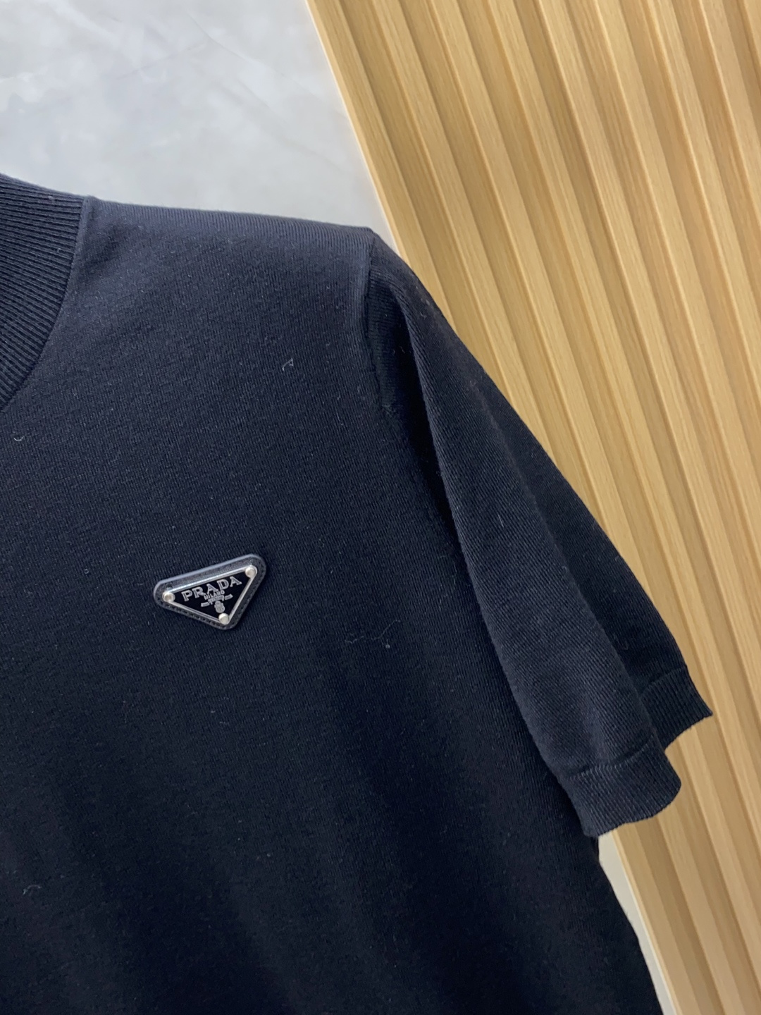 普拉达 圆领短袖羊毛衫，用细腻纤维编织时光韵味，于一针一线间，诉说永恒优雅，在男士高端针织服饰领域，这款